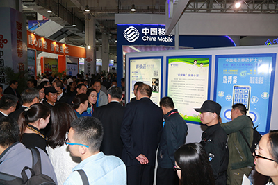 天坦移動醫(yī)、護亮相信博會，展臺前人頭攢動