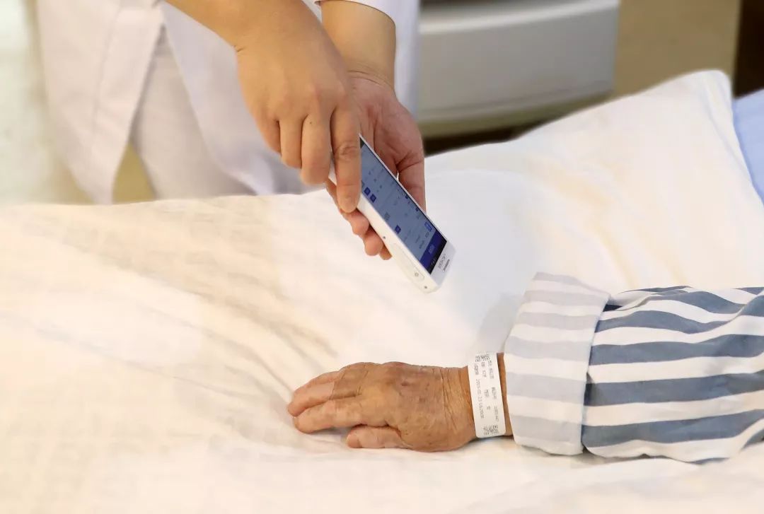 首發(fā)丨走進(jìn)智慧病房，用科技托起生命的重量